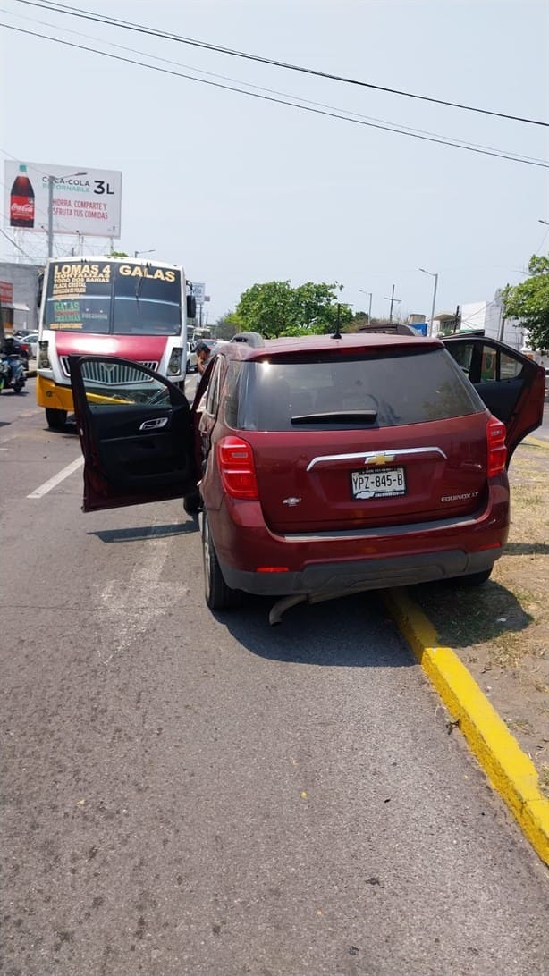 Chocan autobús de pasajeros y camioneta en colonia Formando Hogar, en Veracruz