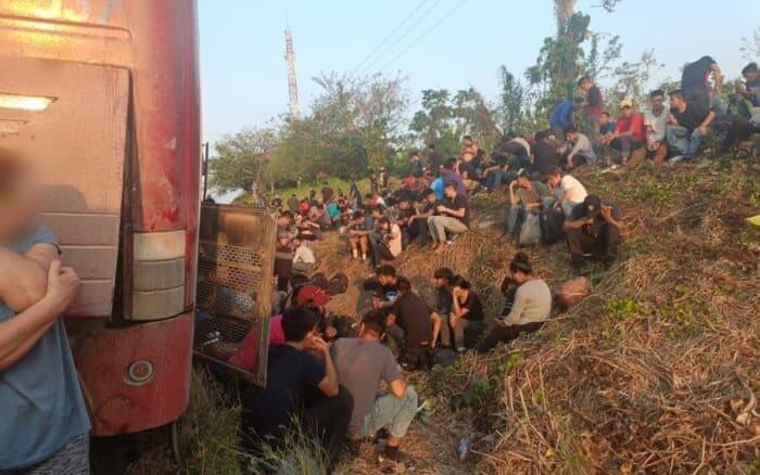 Abandonan a 46 migrantes de Ecuador en autopista de Veracruz