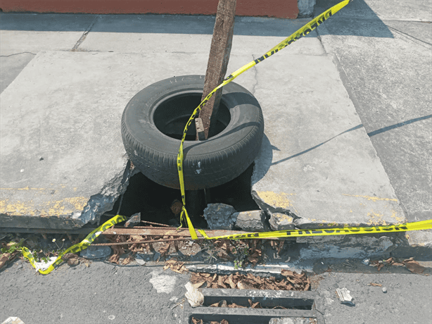 Vecinos denuncian una banqueta rota en calle Mario Molina