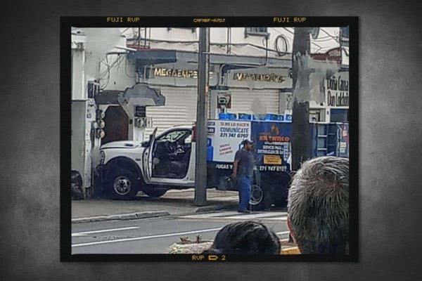Camión de gas se impacta contra una fachada en Orizaba