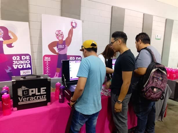 OPLE coloca urna electrónica en Expo Mac en WTC de Boca del Río