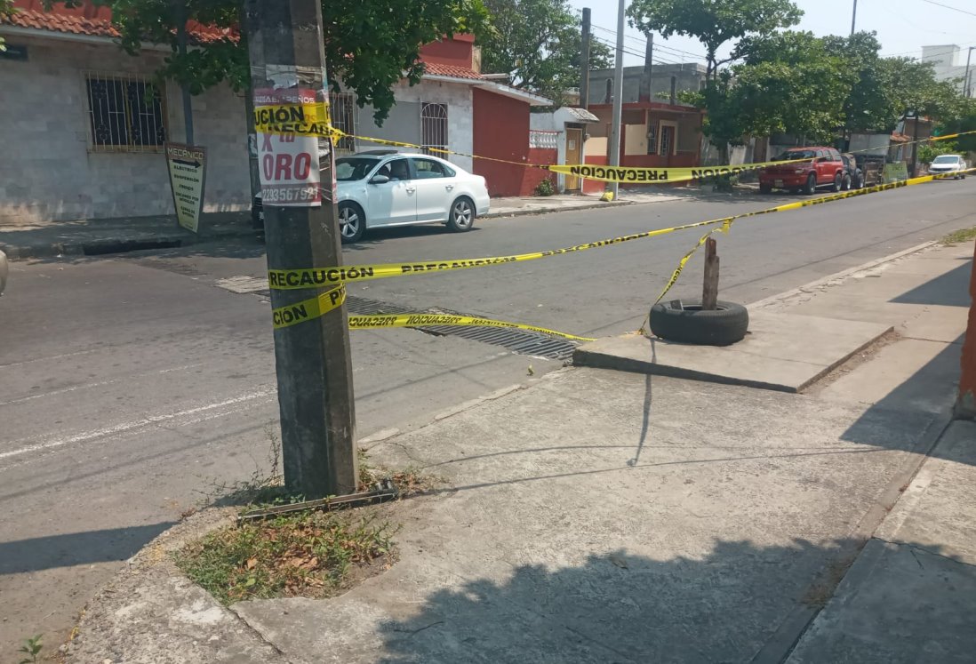 Vecinos denuncian una banqueta rota en calle Mario Molina