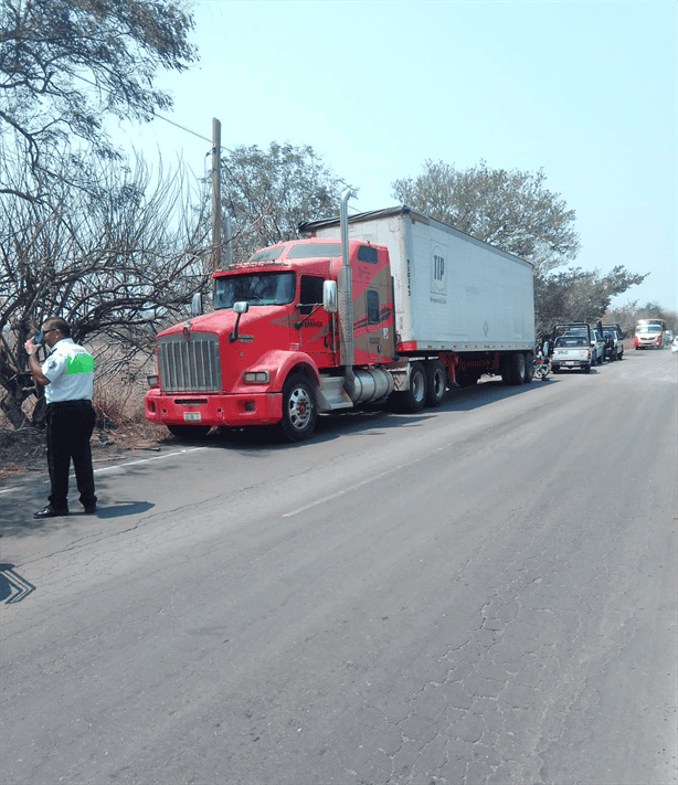 Recuperan tráiler con 35 toneladas de fertilizante robado en Soledad de Doblado; confirman dos detenidos