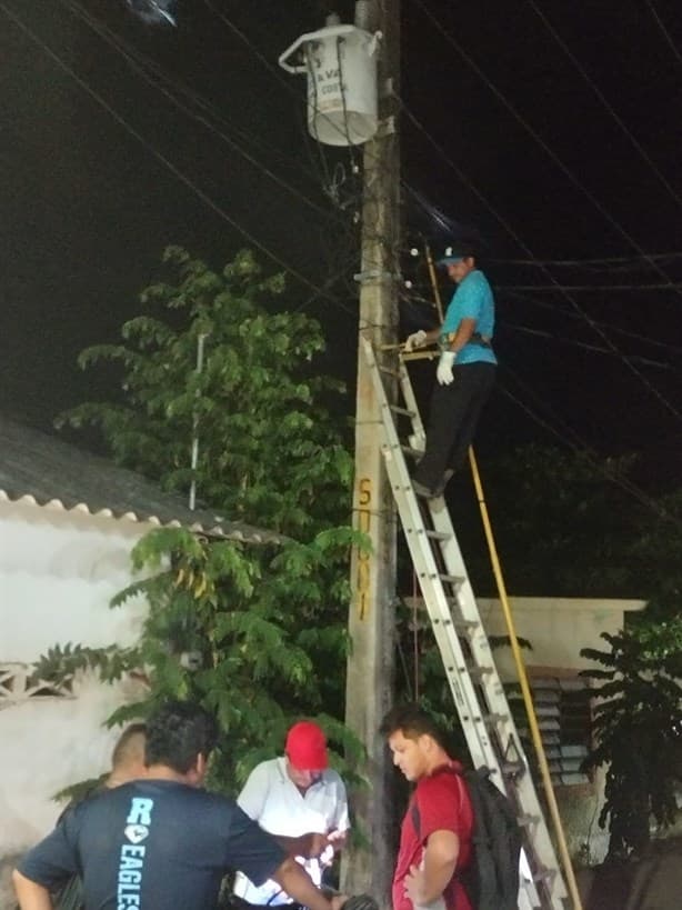 Personal de Agua Potable hace trabajo de la CFE en Moloacán