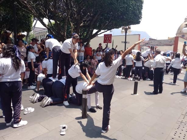 Más de 11 mil alumnos participan en desfile por la Batalla de Puebla en Orizaba (+Video)