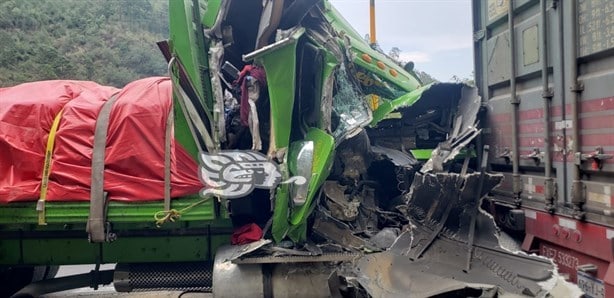 Tráileres protagonizan aparatoso choque en la Orizaba-Puebla