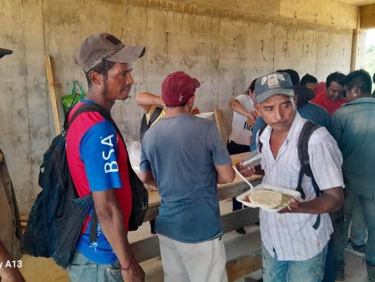 Les hicieron su comida para celebrar el día del Albañil
