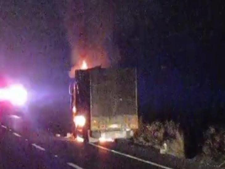 Camión de carga se incendia en carretera Cardel - Veracruz