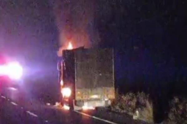 Camión de carga se incendia en carretera Cardel - Veracruz