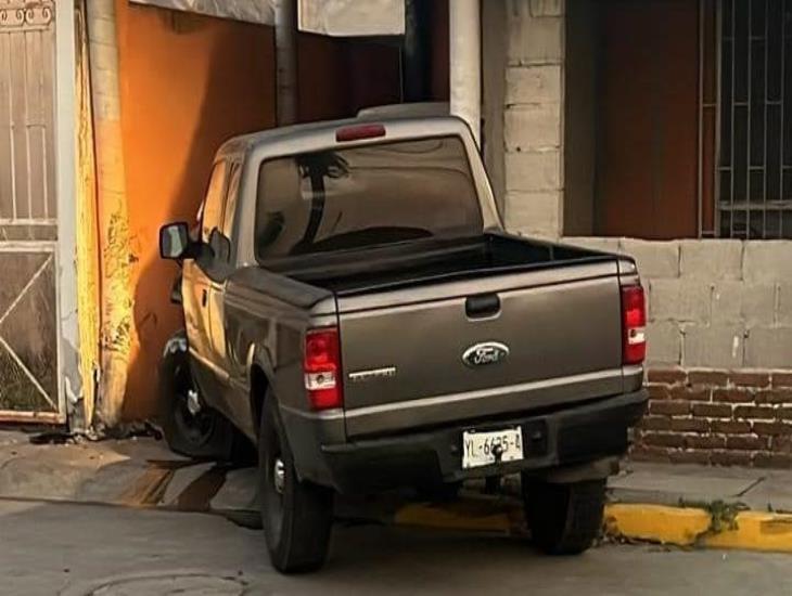 Camioneta en Puente Nacional choca contra vivienda