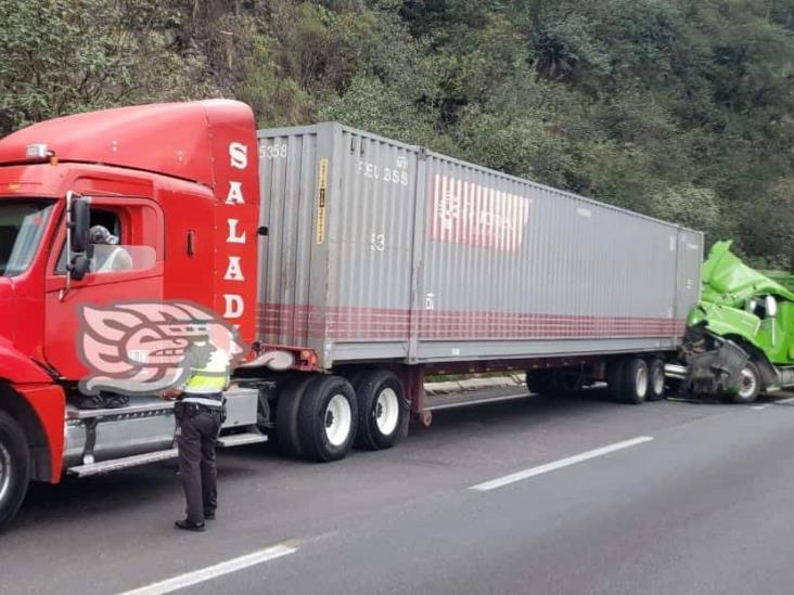 Tráileres protagonizan aparatoso choque en la Orizaba-Puebla