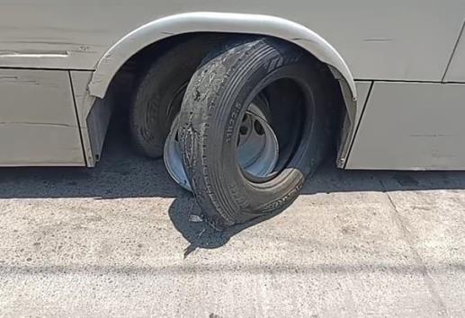¡En plena ruta!; autobús se queda varado en Tlapacoyan