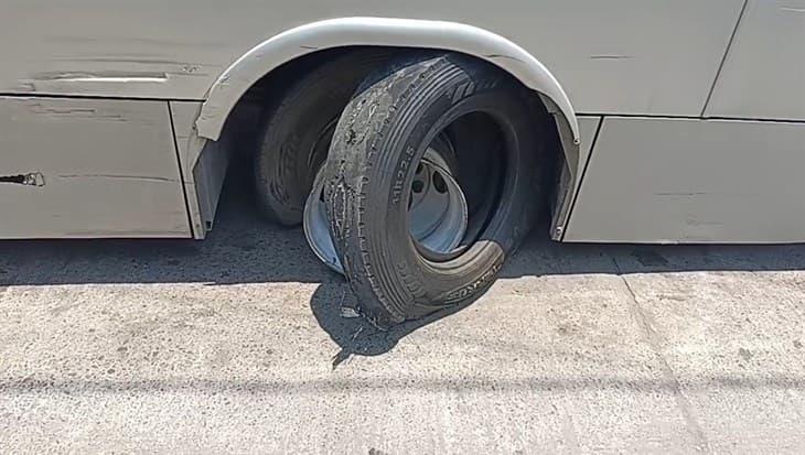 ¡En plena ruta!; autobús se queda varado en Tlapacoyan