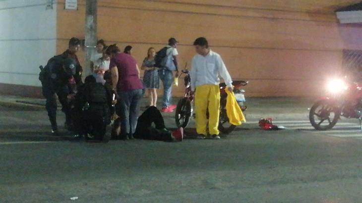 Por exceso de velocidad motociclistas se accidentan en la zona centro