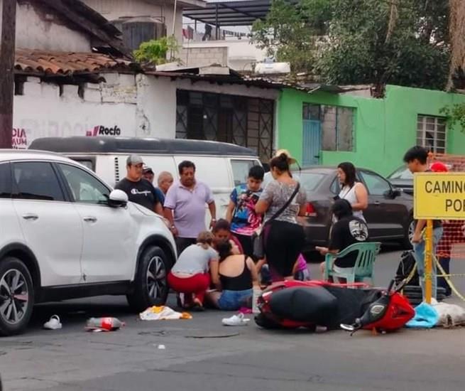 Por exceso de velocidad motociclistas se accidentan en la zona centro
