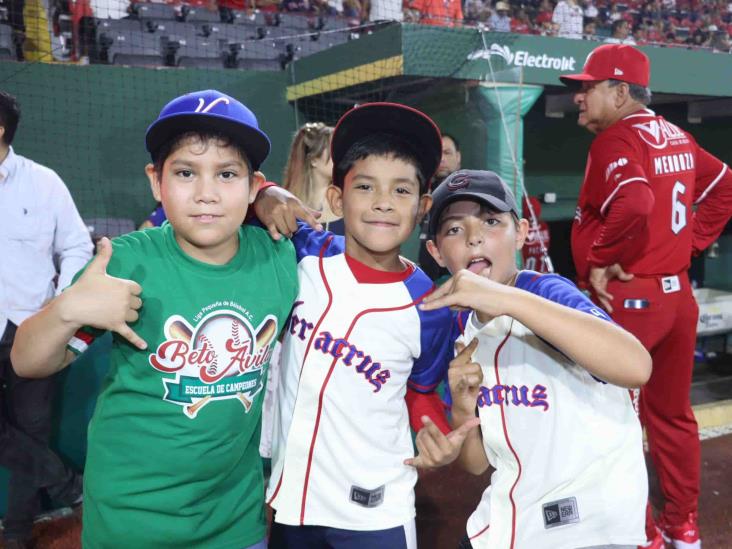 Aficionados continúan apoyando a su equipo El Águila de Veracruz