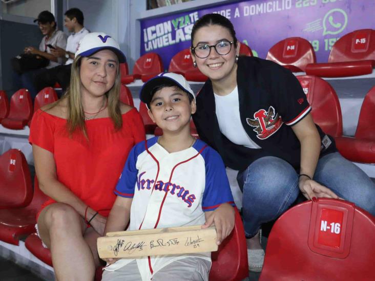 Aficionados continúan apoyando a su equipo El Águila de Veracruz
