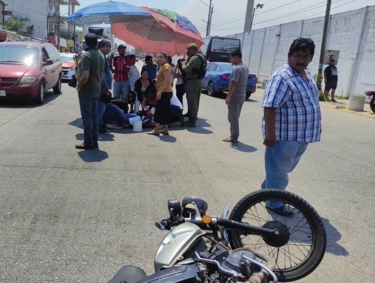 Pareja de motociclistas lesionados tras choque frente a la central camionera 