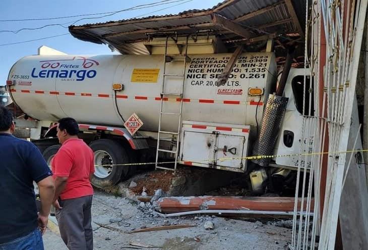 ¡Se quedó sin frenos!; camión tipo pipa se impacta contra vivienda en Zongolica