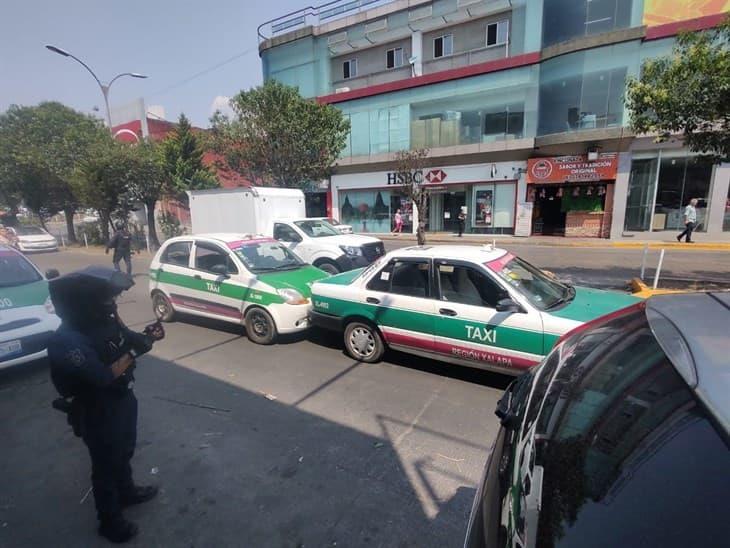 Riña termina mal: taxistas se agarran a golpes en la avenida Chedraui Caram de Xalapa