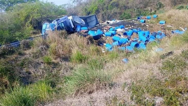 Trágica volcadura de camión en el libramiento La Tinaja; hay un fallecido