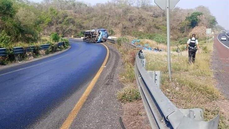 Trágica volcadura de camión en el libramiento La Tinaja; hay un fallecido