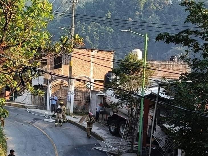 ¡Se quedó sin frenos!; camión tipo pipa se impacta contra vivienda en Zongolica