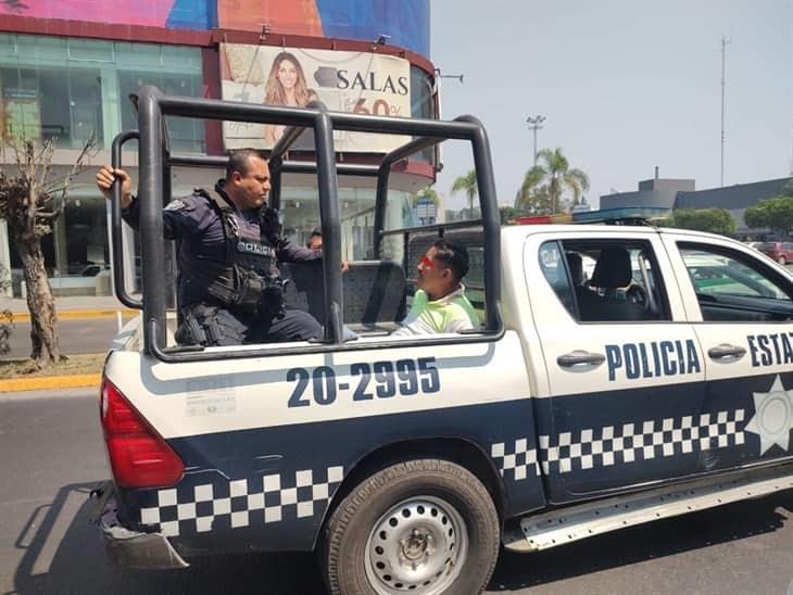 Riña termina mal: taxistas se agarran a golpes en la avenida Chedraui Caram de Xalapa