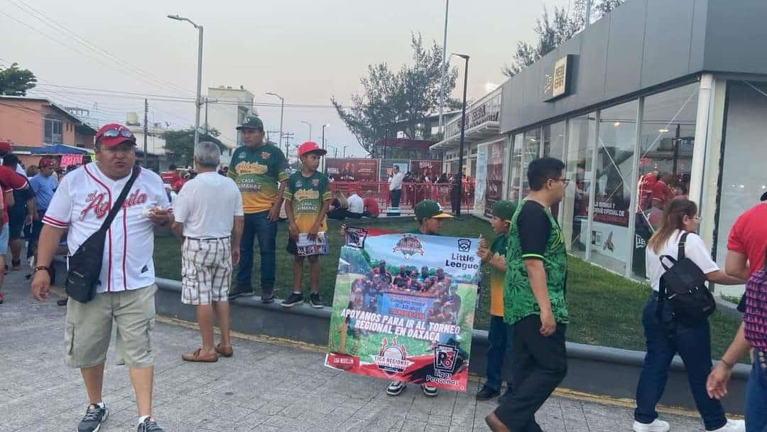 Niños beisbolistas botean en Veracruz para recaudar fondos y participar en Oaxaca