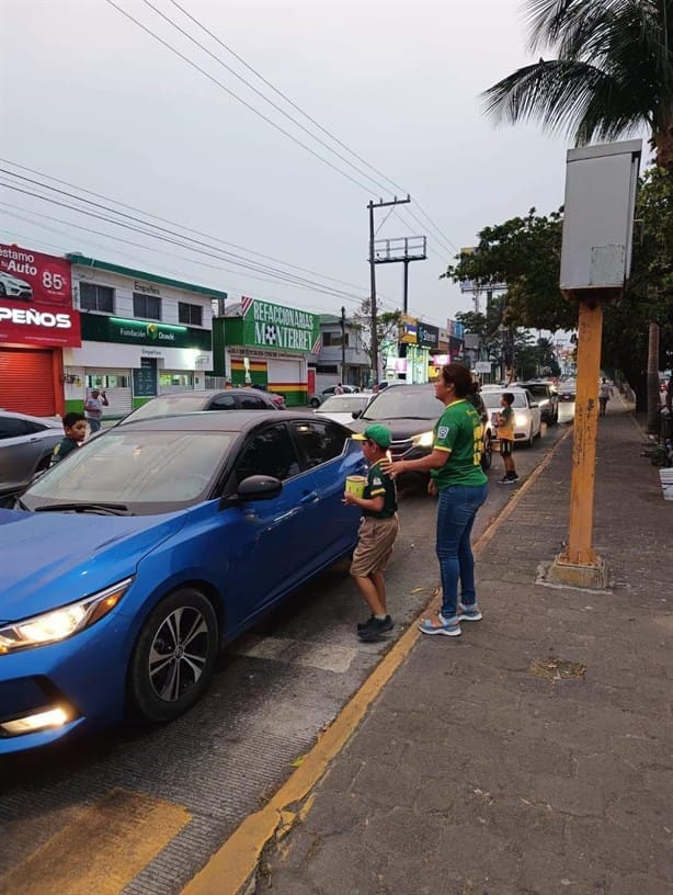 Niños beisbolistas botean en Veracruz para recaudar fondos y participar en Oaxaca