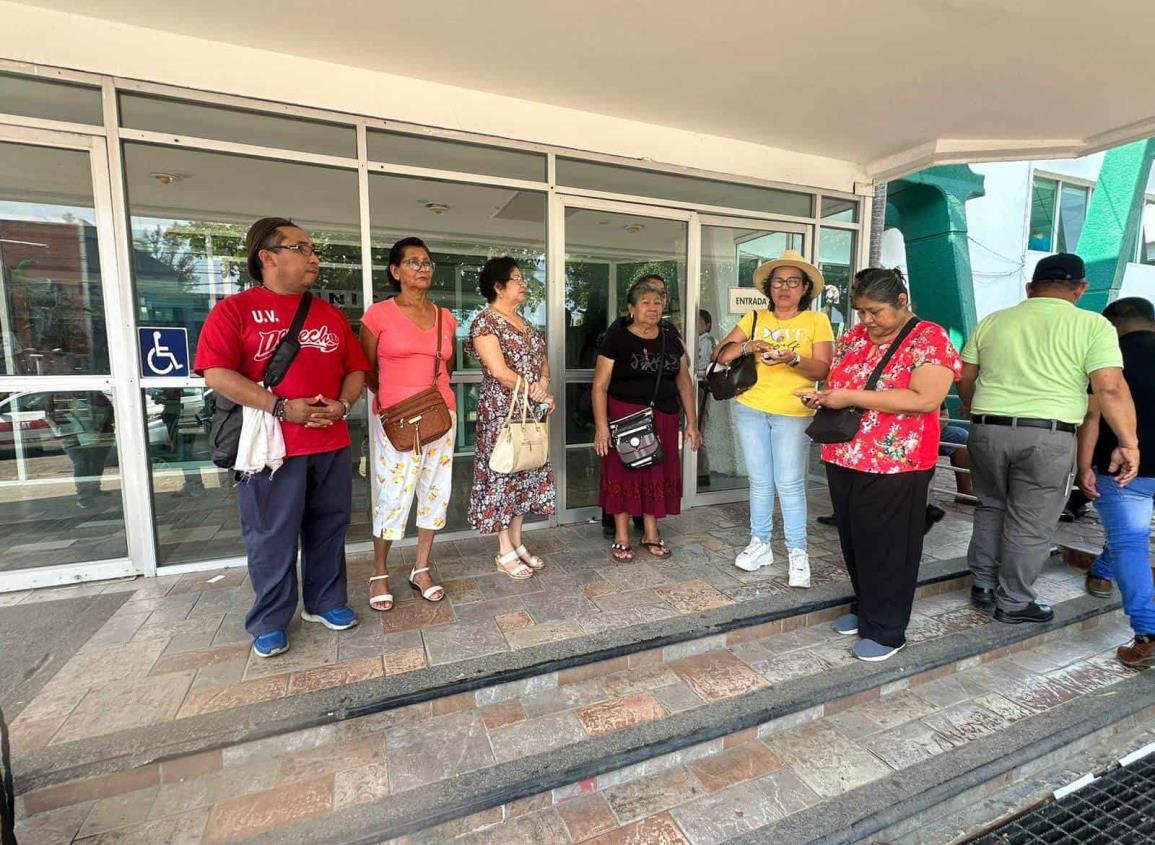 Pacientes con leucemia se manifiestan a las afueras del IMSS 36, exigen médicos especialistas | VIDEO