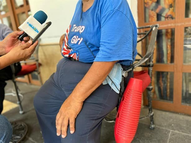 Vicente Balcázar recorre el centro de Veracruz para alegrar a la gente con el sonido de su güiro