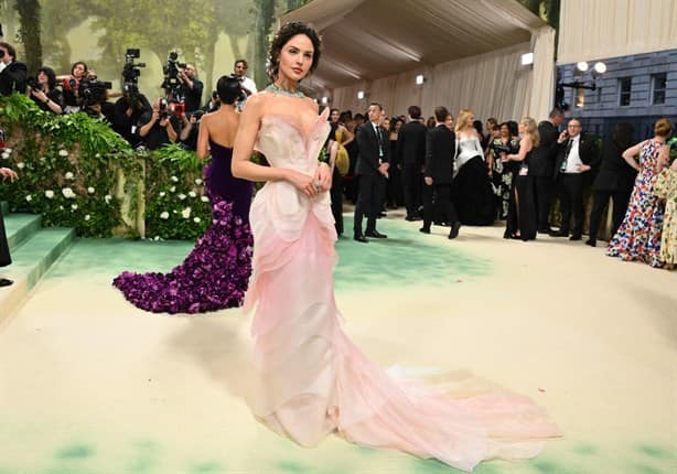 Eiza González, única mexicana en la Met Gala; inspiró su vestido en flor de México