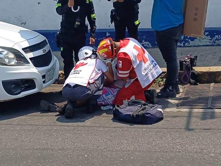 Mujer sufre fuerte caída en calles de Córdoba; Cruz Roja busca a su familia