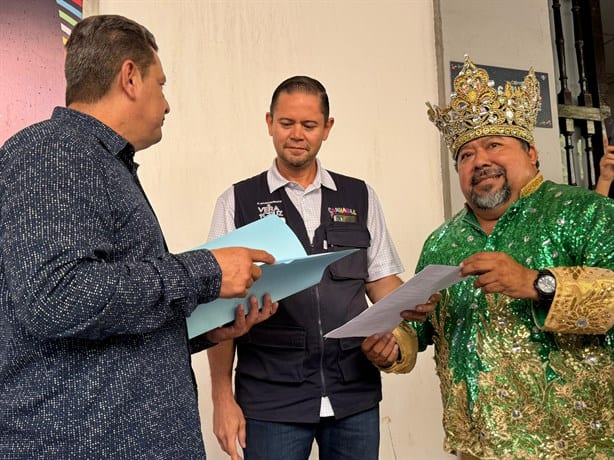Carnaval de Veracruz 2024: Este es el primer aspirante a rey en entregar su documentación al comité | VIDEO