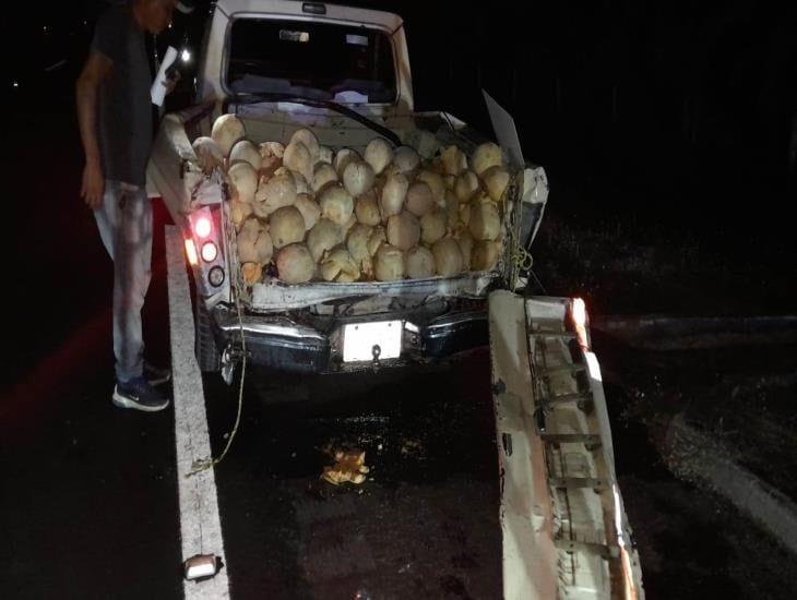 Choca camioneta con frutas con autobús de pasajeros en autopista Córdoba-Veracruz