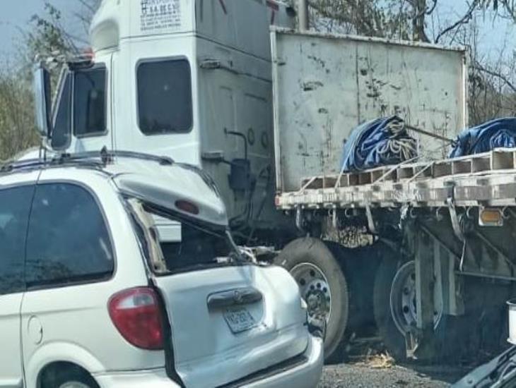 Choca tráiler contra auto en el tramo Tierra Blanca a la Tinaja