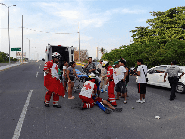 Joven motociclista hospitalizado tras derrapar en distribuidor vial del aeropuerto Heriberto Jara Corona