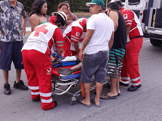 Joven motociclista hospitalizado tras derrapar en distribuidor vial del aeropuerto Heriberto Jara Corona