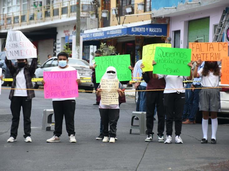 Manifestación en Cbtis 13 de Xalapa: Padres de familia bloquean calles (+Video)