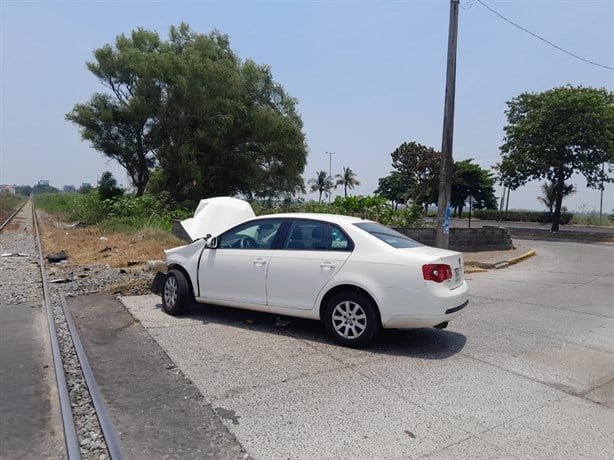 Hombre intenta ganarle el paso al tren con su auto en Geovillas del Puerto; iba con su hijo | VIDEO