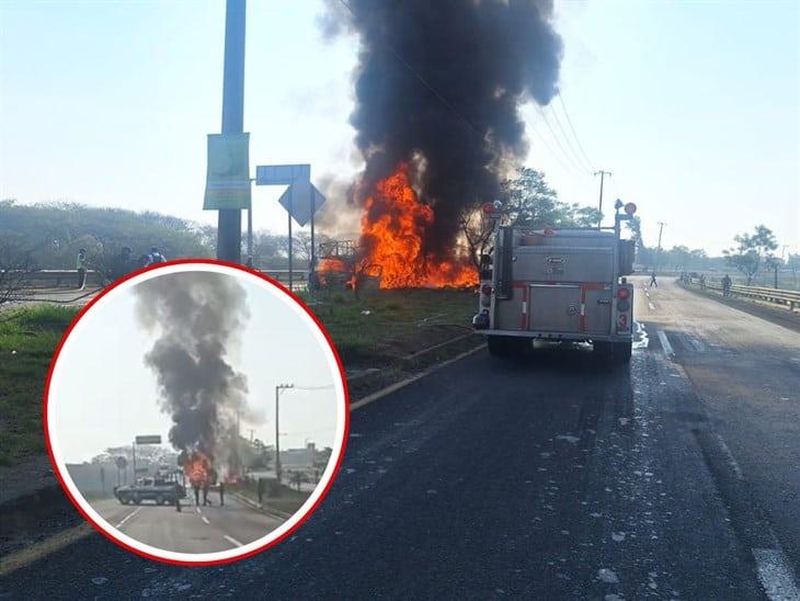 Camioneta termina calcinada en Las Trancas; procedía de la Central de Abastos