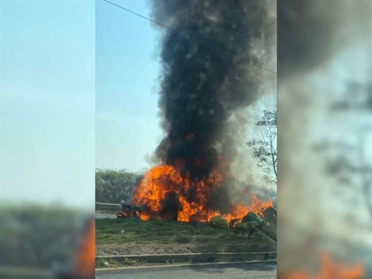 Camioneta termina calcinada en Las Trancas; procedía de la Central de Abastos