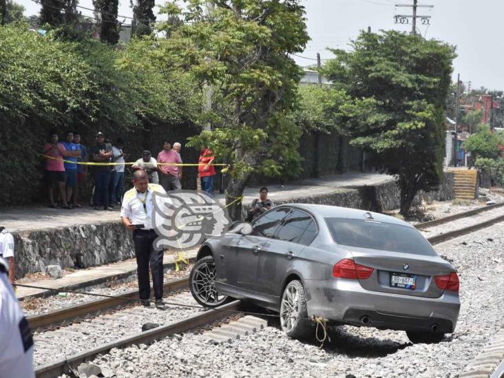 Conductor quiso ganarle el paso al tren y es arrastrado; pasó en Orizaba (+Video)