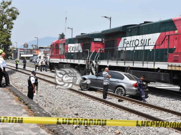 Conductor quiso ganarle el paso al tren y es arrastrado; pasó en Orizaba (+Video)