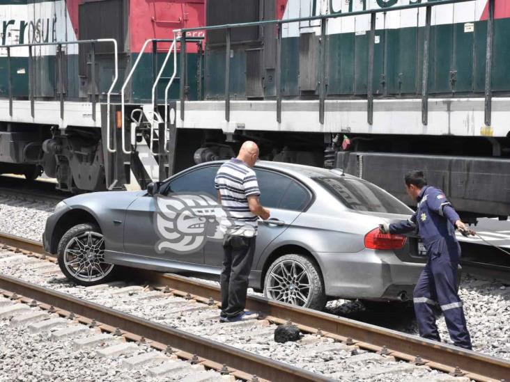 Conductor quiso ganarle el paso al tren y es arrastrado; pasó en Orizaba (+Video)