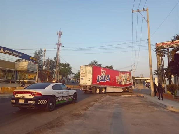 Tráiler queda atravesado en Las Trancas al torcerse caja