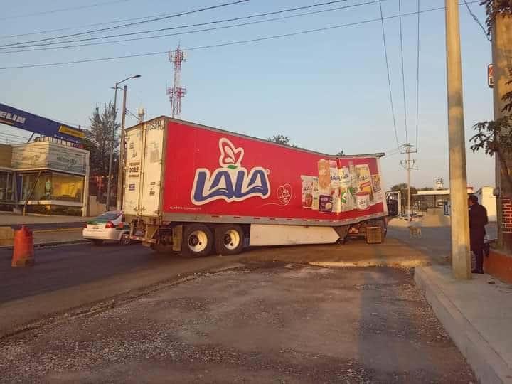 Tráiler queda atravesado en Las Trancas al torcerse caja