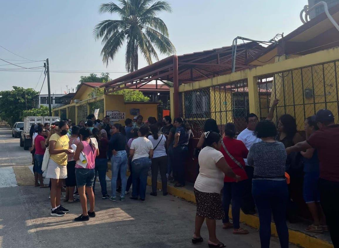 Sigue la toma de la telesecundaria por caso de profesor acusado de acoso