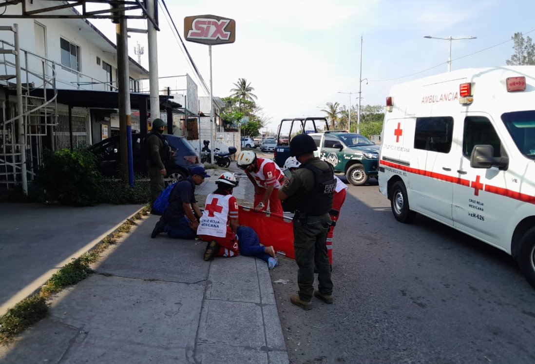 Mujer hospitalizada tras ser atropellada por un motociclista en carretera Veracruz-Tejar